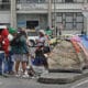 Indígenas embera instalan carpas frente a la Agencia Nacional de Tierras este martes en Bogotá (Colombia). EFE/Mauricio Dueñas Castañeda