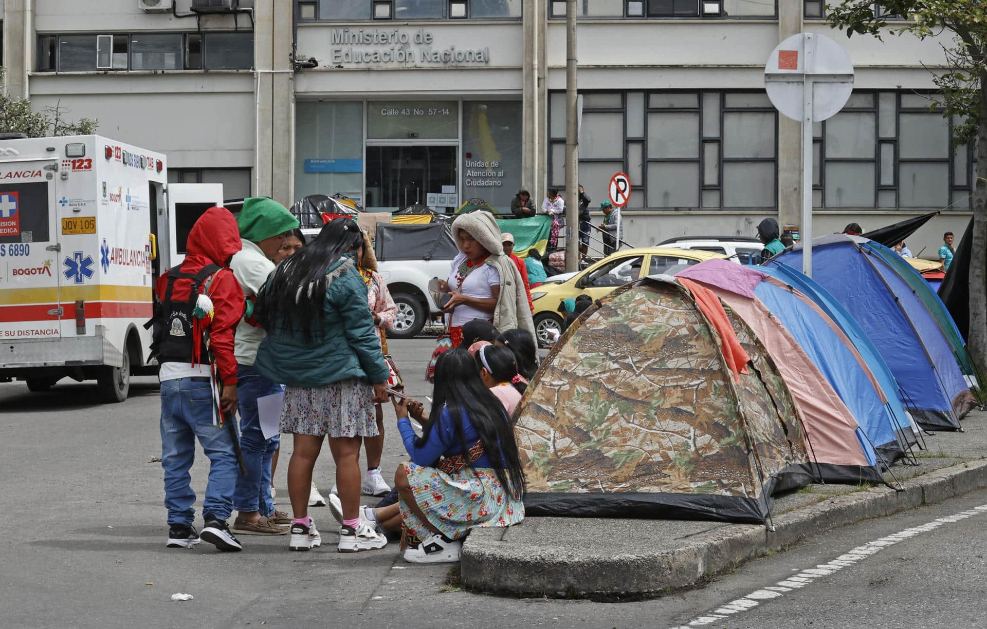 Indígenas embera instalan carpas frente a la Agencia Nacional de Tierras este martes en Bogotá (Colombia). EFE/Mauricio Dueñas Castañeda