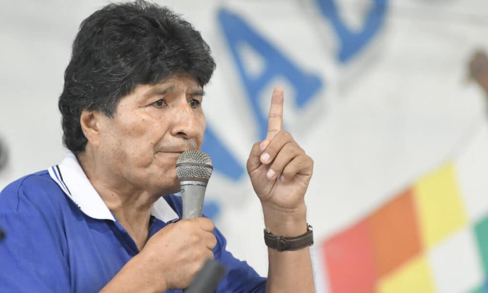 El expresidente de Bolivia, Evo Morales (2006-2019), habla durante una reunión de organizaciones sociales y autoridades afines este viernes en Lauca Ñ (Bolivia). EFE/ Jorge Abrego