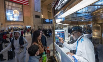 Pasajeros compran sus billetes de tren este miércoles en la estación Gran Central de Nueva York (EE.UU.). EFE/Ángel Colmenares