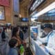 Pasajeros compran sus billetes de tren este miércoles en la estación Gran Central de Nueva York (EE.UU.). EFE/Ángel Colmenares