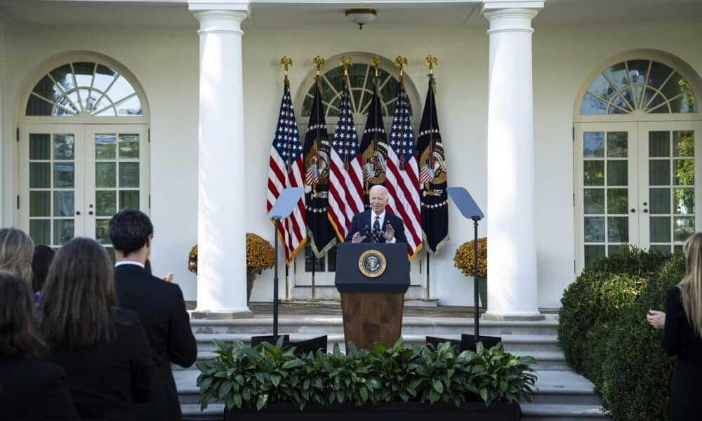 El presidente de EE.UU., Joe Biden, pronuncia un discurso sobre los resultados de las elecciones presidenciales de 2024 durante una dirección a la nación en el Jardín de Rosas de la Casa Blanca en Washington, DC, EE. UU., el 07 de noviembre de 2024. EFE/Graeme Sloan