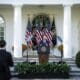 El presidente de EE.UU., Joe Biden, pronuncia un discurso sobre los resultados de las elecciones presidenciales de 2024 durante una dirección a la nación en el Jardín de Rosas de la Casa Blanca en Washington, DC, EE. UU., el 07 de noviembre de 2024. EFE/Graeme Sloan