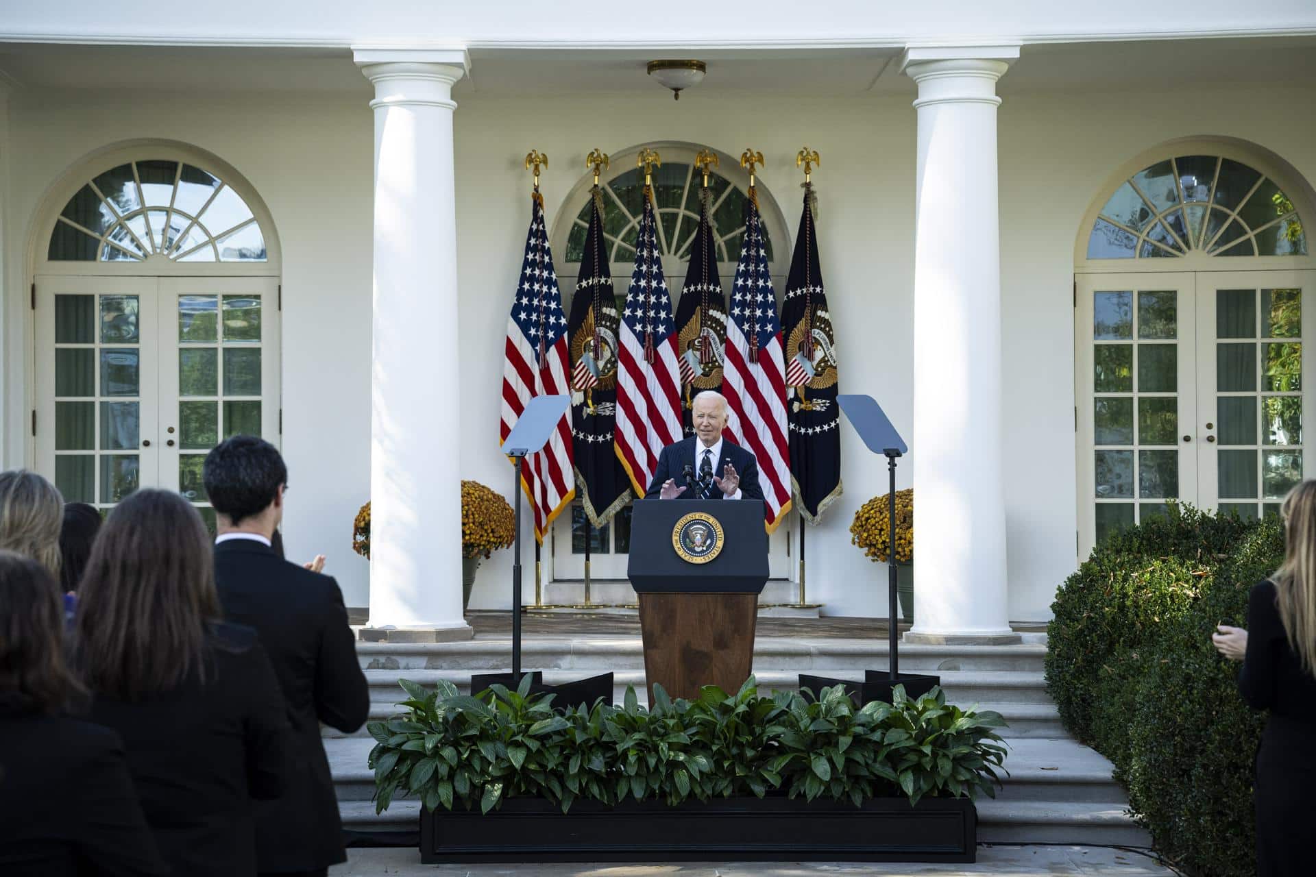 El presidente de EE.UU., Joe Biden, pronuncia un discurso sobre los resultados de las elecciones presidenciales de 2024 durante una dirección a la nación en el Jardín de Rosas de la Casa Blanca en Washington, DC, EE. UU., el 07 de noviembre de 2024. EFE/Graeme Sloan