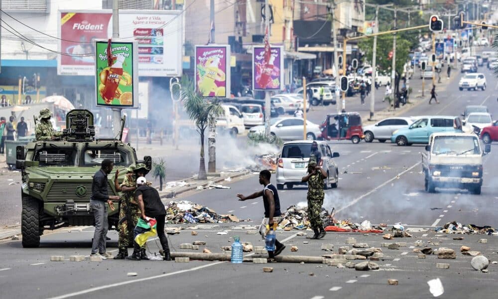 Los manifestantes chocan con la policía mientras esta lanza gas lacrimógeno para dispersar a los seguidores del líder de la oposición Venancio Mondlane que protestan contra los resultados de las elecciones presidenciales en el centro de Maputo, Mozambique, el 22 de noviembre de 2024. La policía mozambiqueña utilizó gas lacrimógeno para dispersar a cientos de manifestantes y partidarios del ex candidato presidencial Venancio Mondlane, quien se encuentra actualmente en el exilio, mientras cantaban el himno nacional de rodillas y cuestionaban los resultados de las disputadas elecciones generales celebradas en octubre de 2024. (Elections, Protests) EFE/EPA/LUISA NHANTUMBO