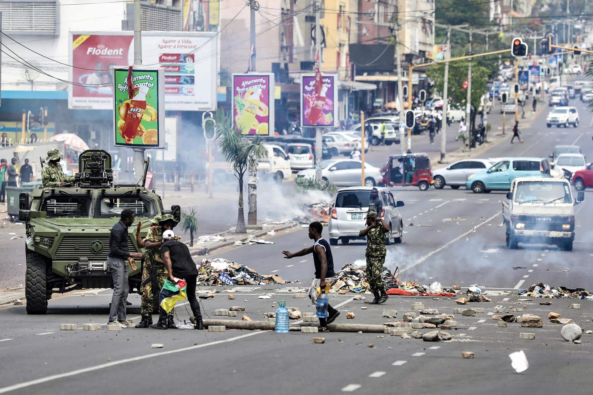 Los manifestantes chocan con la policía mientras esta lanza gas lacrimógeno para dispersar a los seguidores del líder de la oposición Venancio Mondlane que protestan contra los resultados de las elecciones presidenciales en el centro de Maputo, Mozambique, el 22 de noviembre de 2024. La policía mozambiqueña utilizó gas lacrimógeno para dispersar a cientos de manifestantes y partidarios del ex candidato presidencial Venancio Mondlane, quien se encuentra actualmente en el exilio, mientras cantaban el himno nacional de rodillas y cuestionaban los resultados de las disputadas elecciones generales celebradas en octubre de 2024. (Elections, Protests) EFE/EPA/LUISA NHANTUMBO