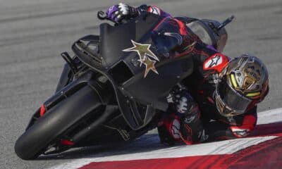 El piloto español de MotoGP Jorge Martín, con la moto de su nuevo equipo, Aprilia Racing, durante la sesión de test para la temporada 2025, en el circuito de Montmelo en Barcelona. EFE/ Alejandro García