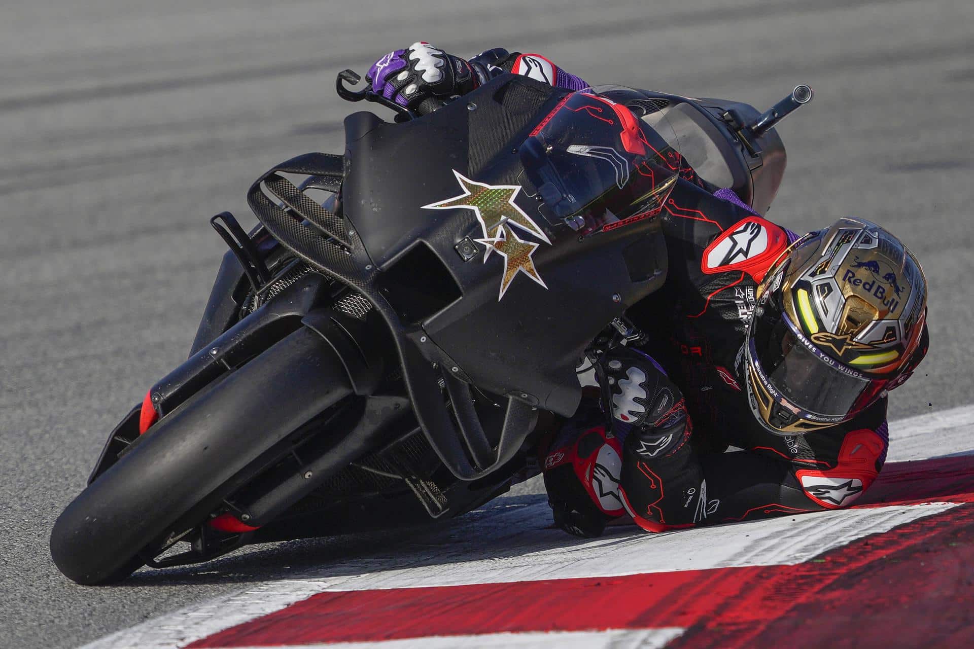 El piloto español de MotoGP Jorge Martín, con la moto de su nuevo equipo, Aprilia Racing, durante la sesión de test para la temporada 2025, en el circuito de Montmelo en Barcelona. EFE/ Alejandro García