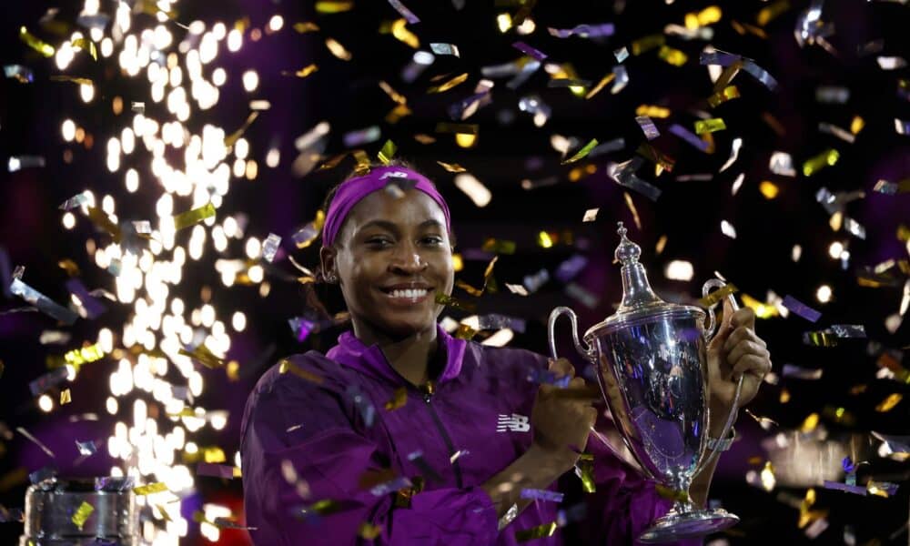 La estadounidense Coco Gauff se proclamó este sábado campeona de las Finales WTAen Riad, Arabia Saudí. EFE/EPA/Marcin Cholewinski POLAND OUT