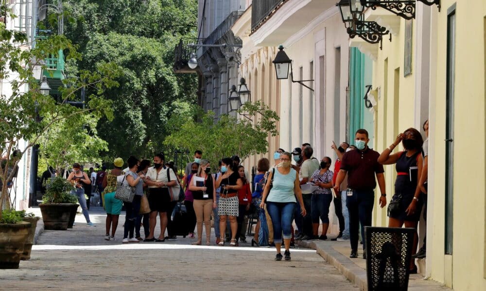 Fotografía de varias personas que esperan afuera de los edificios tras un sismo en Cuba. EFE/ Ernesto Mastrascusa