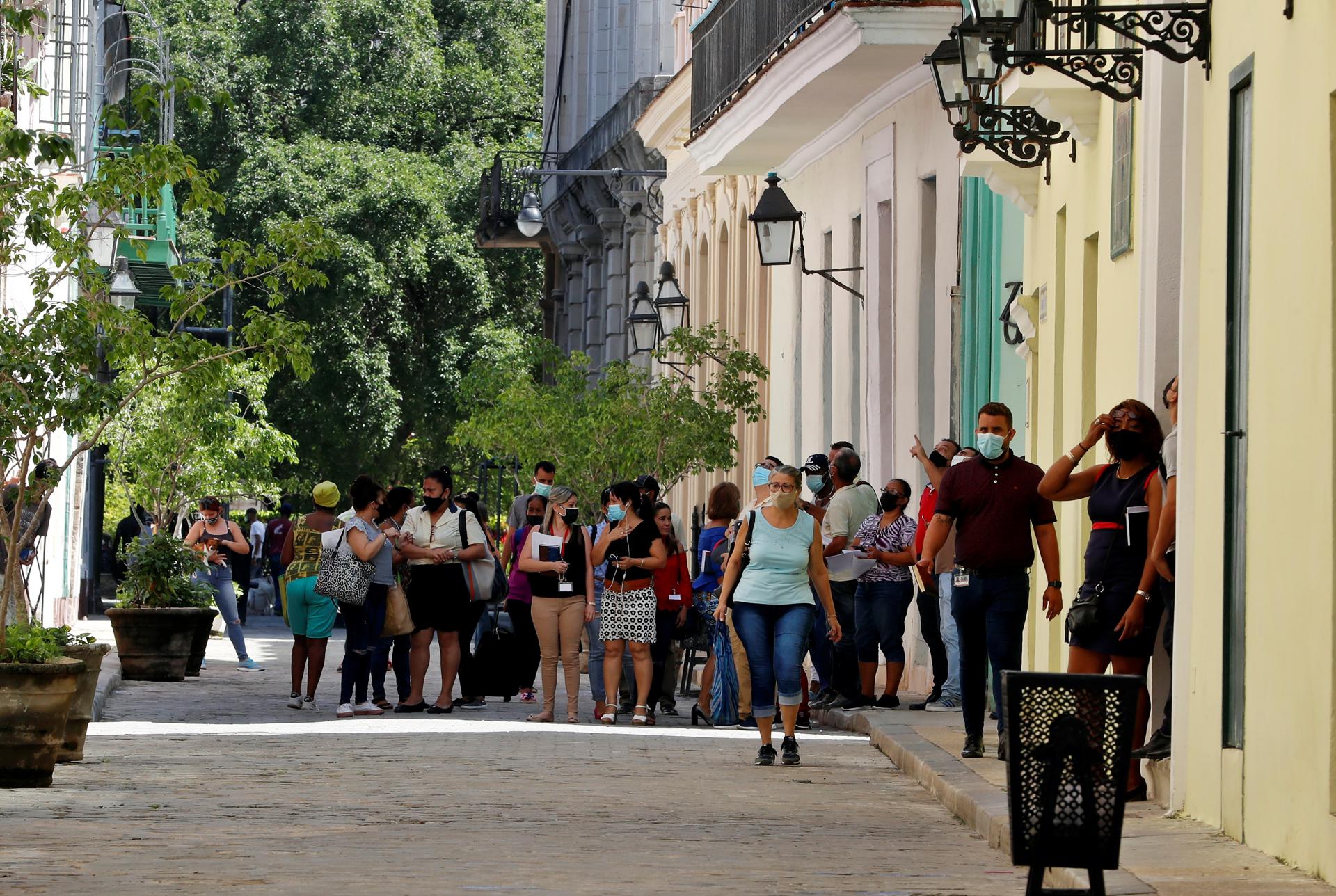 Fotografía de varias personas que esperan afuera de los edificios tras un sismo en Cuba. EFE/ Ernesto Mastrascusa