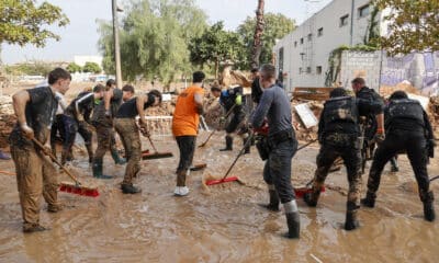 Dos policías locales inspeccionan un vehículo arrastrado por la riada en la pedanía de La Torre a las afueras de Valencia este miércoles. Voluntarios, fuerzas de seguridad, bomberos, militares y vecinos de las localidades más afectadas por la dana continúan con las tareas de limpieza mientras los equipos de rescate siguen rastreando la zona para intentar localizar a las personas que aún sigue desaparecidas. EFE/Ana Escobar