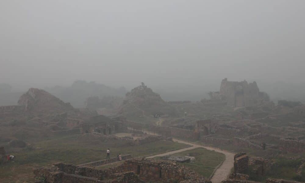 Visitantes en el fuerte de Tuglakabad en medio de una intensa niebla tóxica en Nueva Delhi, India. EFE/ Rajat Gupta