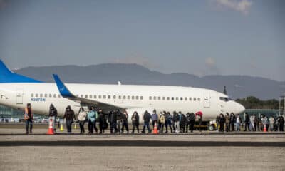 La demanda presentada en el Tribunal del Distrito Central de California  pide específicamente al Servicio de Control de Inmigración y Aduanas (ICE) revelar los registros sobre sus operaciones aéreas, que se desarrollan en vuelos privados o comerciales. Archivo. EFE/ Esteban Biba