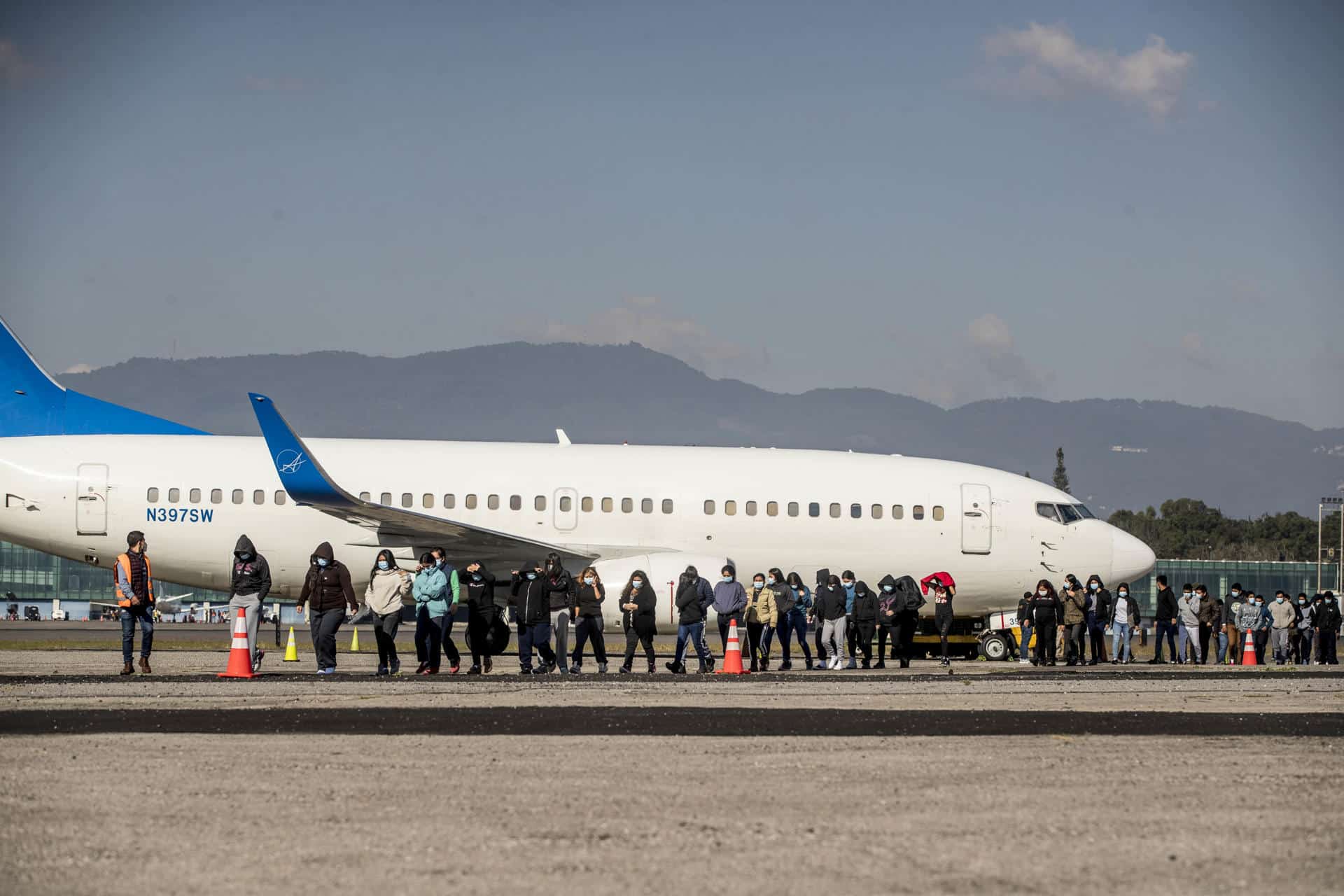 La demanda presentada en el Tribunal del Distrito Central de California  pide específicamente al Servicio de Control de Inmigración y Aduanas (ICE) revelar los registros sobre sus operaciones aéreas, que se desarrollan en vuelos privados o comerciales. Archivo. EFE/ Esteban Biba