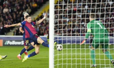 Imagen del delantero del Barcelona Robert Lewansdowski (i) remata ante el portero Manuel Neuer, del Bayern, durante el partido de la Liga de Campeones que disputaron el Barcelona y el Bayern Munich en el estadio Olímpico Lluis Companys. EFE/Siu Wu