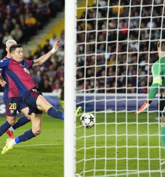 Imagen del delantero del Barcelona Robert Lewansdowski (i) remata ante el portero Manuel Neuer, del Bayern, durante el partido de la Liga de Campeones que disputaron el Barcelona y el Bayern Munich en el estadio Olímpico Lluis Companys. EFE/Siu Wu