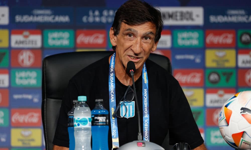 El entrenador de Racing Club, Gustavo Costas, habla con periodistas este viernes en la antesala del partido en Asunción por la Copa Sudamericana de 20224. EFE/ Juan Pablo Pino