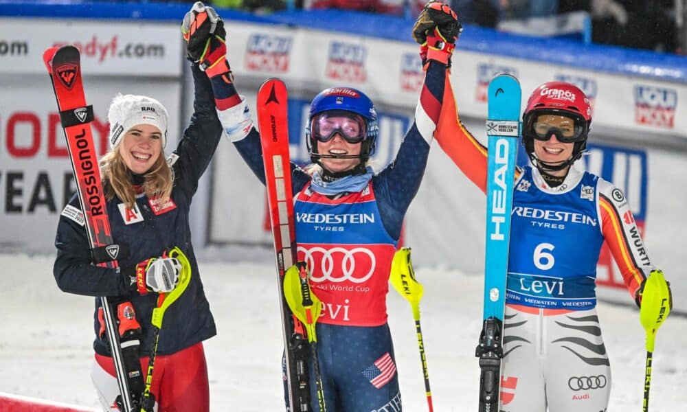 La austríaca Katharina Liensberger of Austria (i), segunda, la estadounidense Mikaela Shiffrin (c), vencedora, y la alemana Lena Duerr, tercera, componen el podio del eslalon de Levi de la Copa del Mundo de esquí alpino. EFE/EPA/Kimmo Brandt