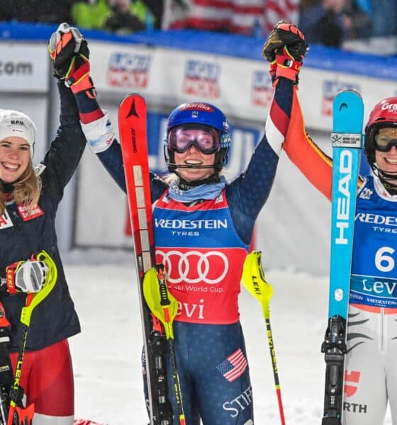 La austríaca Katharina Liensberger of Austria (i), segunda, la estadounidense Mikaela Shiffrin (c), vencedora, y la alemana Lena Duerr, tercera, componen el podio del eslalon de Levi de la Copa del Mundo de esquí alpino. EFE/EPA/Kimmo Brandt