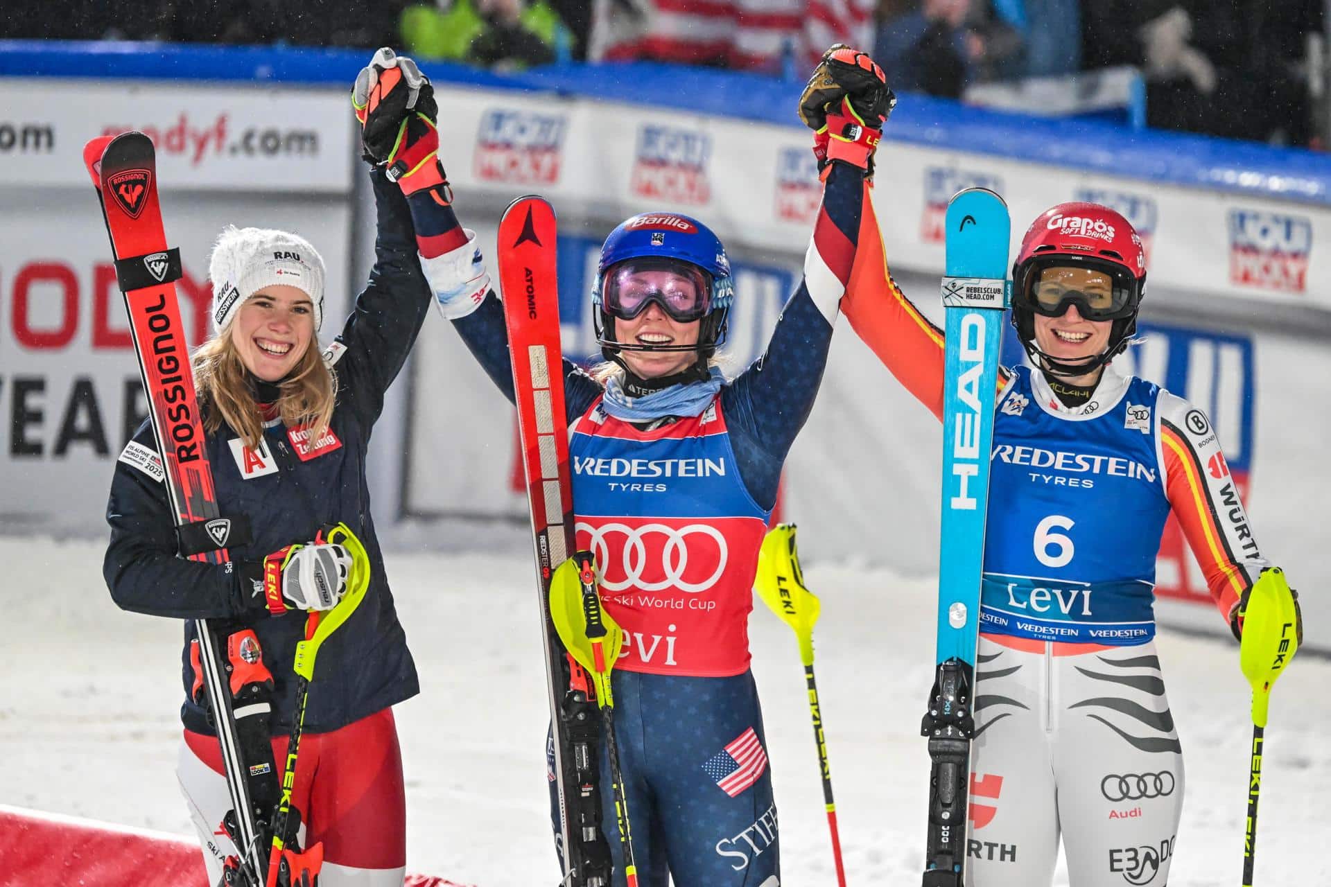 La austríaca Katharina Liensberger of Austria (i), segunda, la estadounidense Mikaela Shiffrin (c), vencedora, y la alemana Lena Duerr, tercera, componen el podio del eslalon de Levi de la Copa del Mundo de esquí alpino. EFE/EPA/Kimmo Brandt