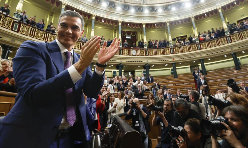 Pedro Sánchez es reelegido por tercera vez presidente del Gobierno en primera votación por mayoría absoluta (179 votos) y ninguna abstención. Votaron en contra PP, Vox y UPN (171 votos). EFE/ Javier Lizón/Archivo