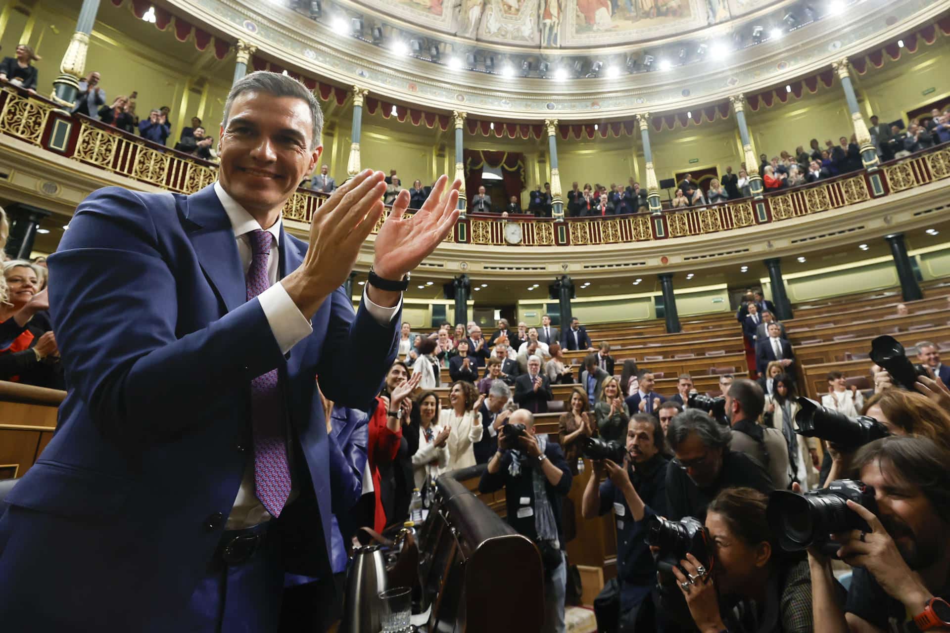 Pedro Sánchez es reelegido por tercera vez presidente del Gobierno en primera votación por mayoría absoluta (179 votos) y ninguna abstención. Votaron en contra PP, Vox y UPN (171 votos). EFE/ Javier Lizón/Archivo