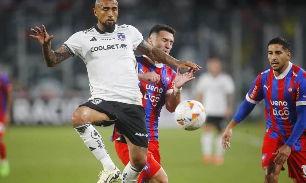 Imagen de archivo de Arturo Vidal (i), futbolista chileno del Colo Colo. EFE/ Esteban Garay