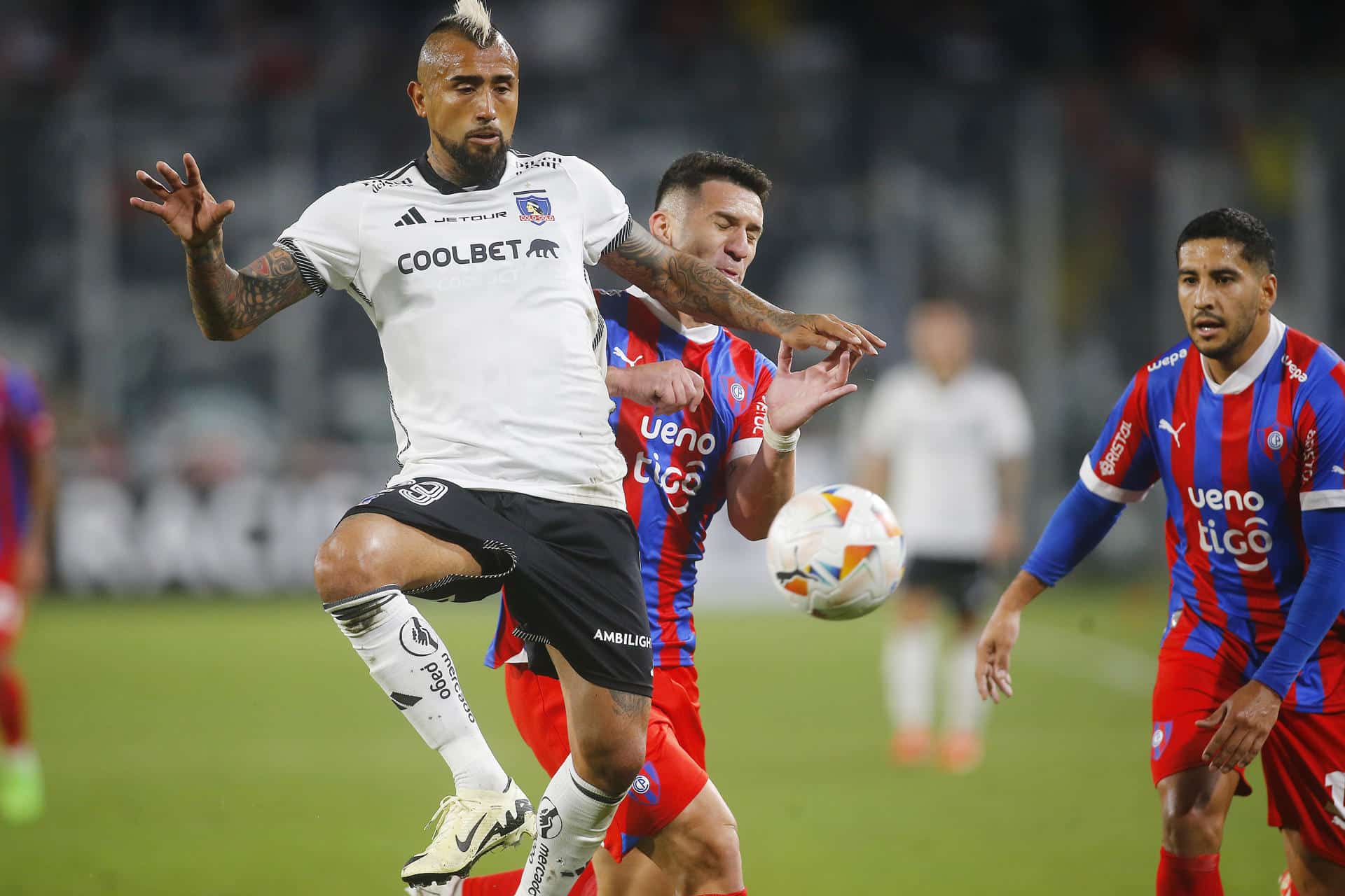 Imagen de archivo de Arturo Vidal (i), futbolista chileno del Colo Colo. EFE/ Esteban Garay