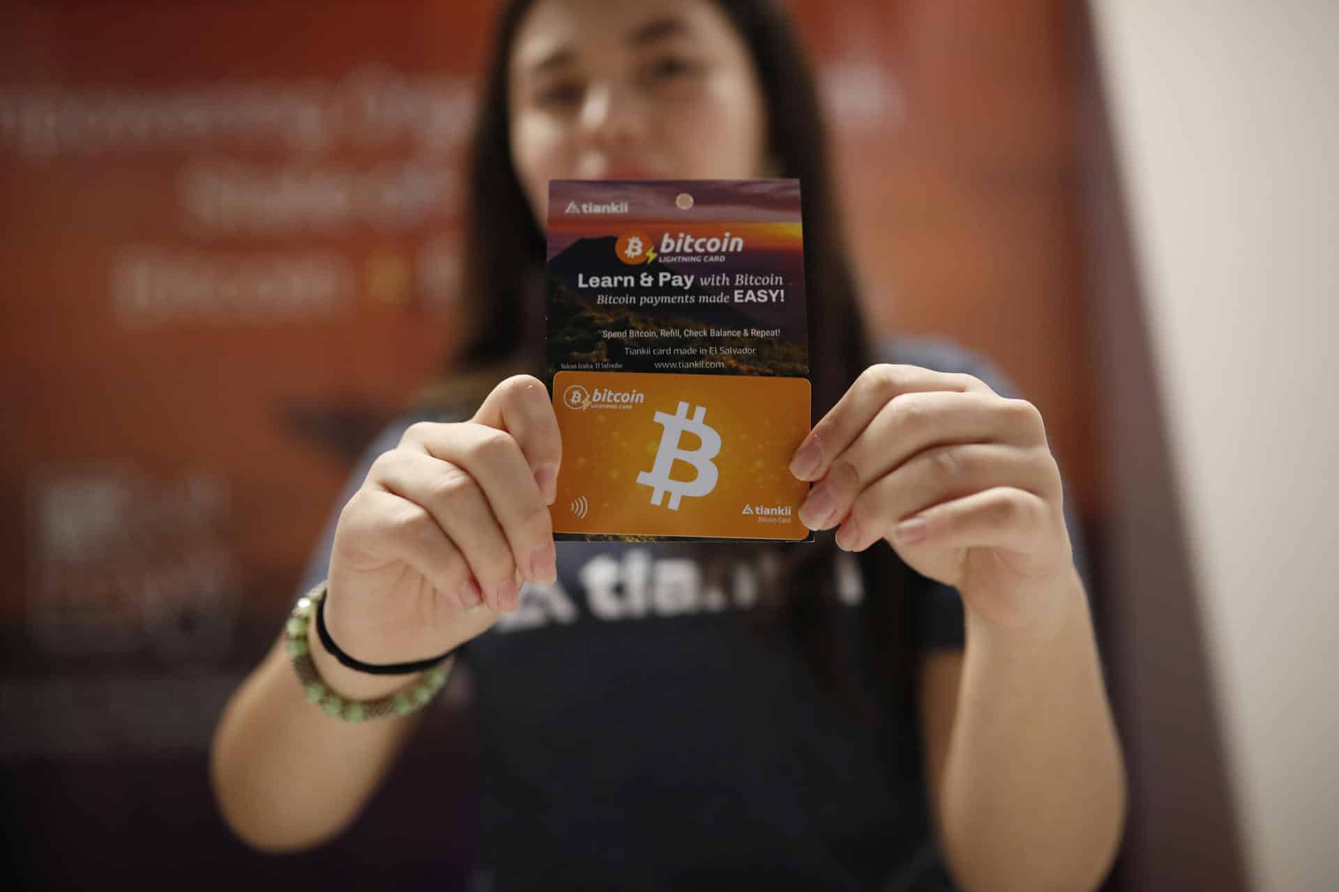 Una mujer muestra una tarjeta en un encuentro de emprendedores y entusiastas de la criptomoneda este viernes, en Nuevo Cuscatlán (El Salvador). EFE/ Rodrigo Sura