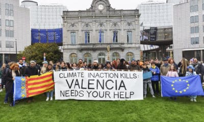 Bruselas (EFE).- Decenas de personas se reunieron este sábado en la plaza de Luxemburgo de Bruselas, frente al Parlamento Europeo, en una concentración solidaria para apoyar a las víctimas de la dana en España, mayoritariamente en Valencia. La acción fue organizada por la asociación Espai Valencià a Bèlgica y comenzó a las 12 horas con un minuto de silencio por las víctimas mortales del temporal.EFE/Amaia Echevarria