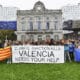 Bruselas (EFE).- Decenas de personas se reunieron este sábado en la plaza de Luxemburgo de Bruselas, frente al Parlamento Europeo, en una concentración solidaria para apoyar a las víctimas de la dana en España, mayoritariamente en Valencia. La acción fue organizada por la asociación Espai Valencià a Bèlgica y comenzó a las 12 horas con un minuto de silencio por las víctimas mortales del temporal.EFE/Amaia Echevarria