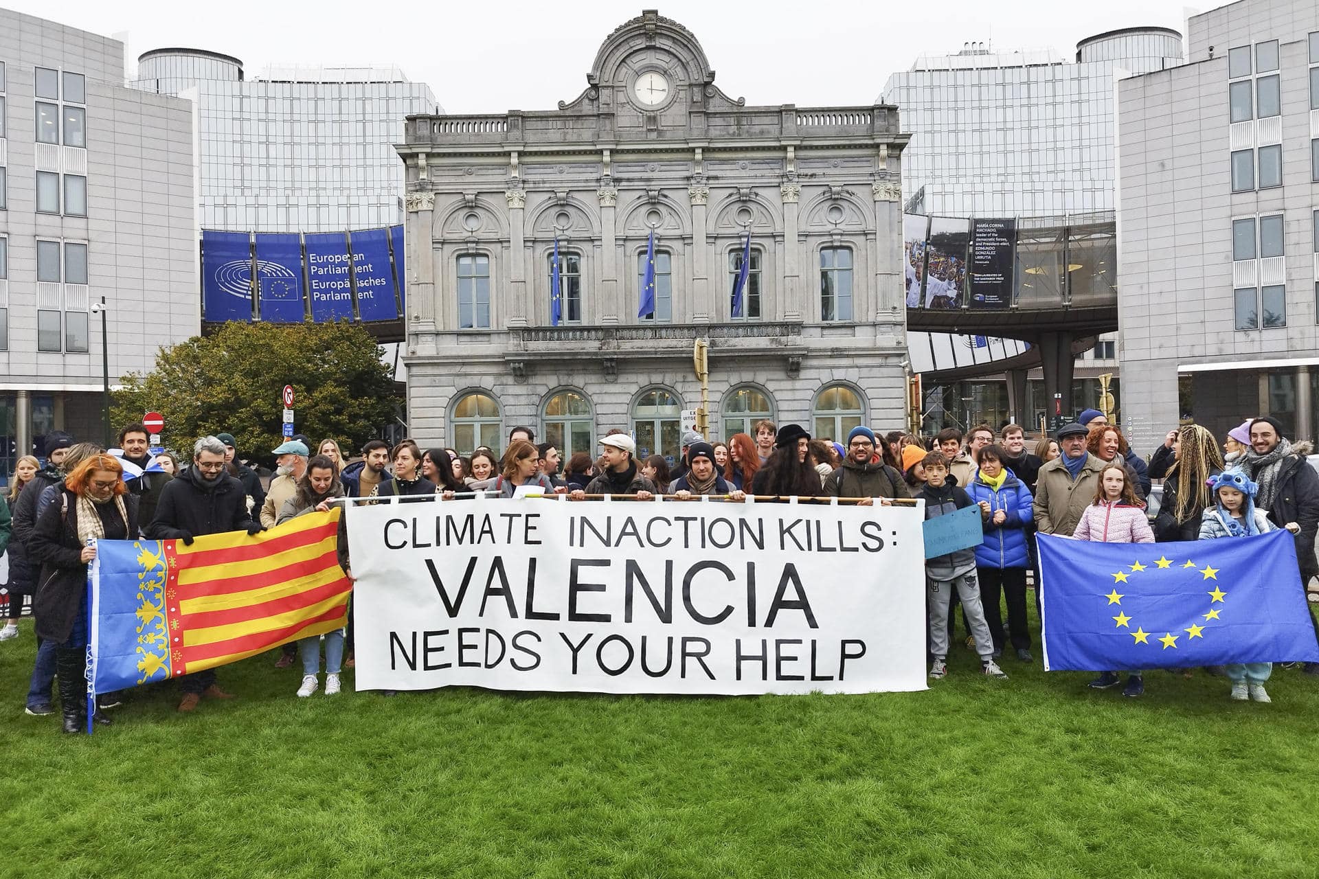 Bruselas (EFE).- Decenas de personas se reunieron este sábado en la plaza de Luxemburgo de Bruselas, frente al Parlamento Europeo, en una concentración solidaria para apoyar a las víctimas de la dana en España, mayoritariamente en Valencia. La acción fue organizada por la asociación Espai Valencià a Bèlgica y comenzó a las 12 horas con un minuto de silencio por las víctimas mortales del temporal.EFE/Amaia Echevarria