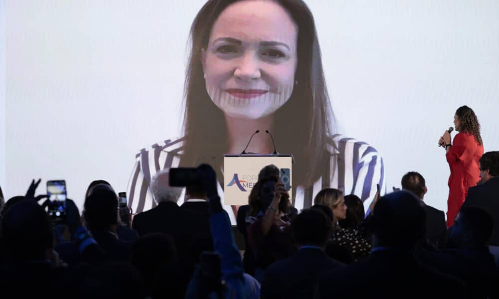 La líder opositora de Venezuela, María Corina Machado, habla a través de video conferencia durante el Foro América Libre, este viernes en Ciudad de México (México). EFE/José Méndez