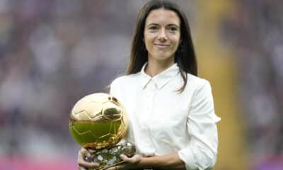 La centrocampista del FC Barcelona Aitana Bonmatí, Balón de Oro 2024, posa con trofeo en Barcelona. EFE/ Enric Fontcuberta