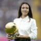 La centrocampista del FC Barcelona Aitana Bonmatí, Balón de Oro 2024, posa con trofeo en Barcelona. EFE/ Enric Fontcuberta