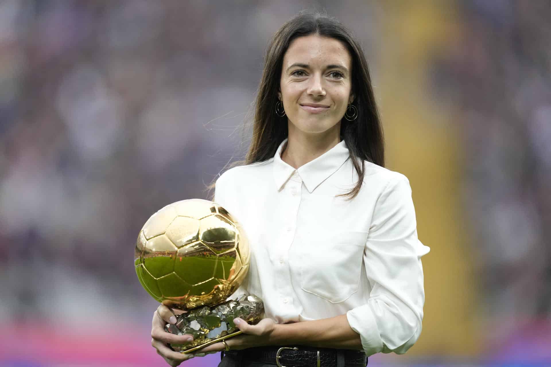 La centrocampista del FC Barcelona Aitana Bonmatí, Balón de Oro 2024, posa con trofeo en Barcelona. EFE/ Enric Fontcuberta