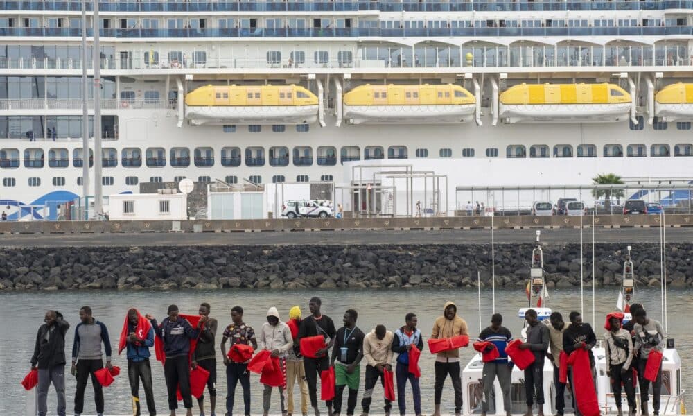 08/11/2024.- Salvamento Marítimo ha rescatado este viernes a otras tres lanchas neumáticas en aguas próximas a Arrecife (Lanzarote) con alrededor de 179 personas a bordo, lo que eleva a 347 la cifra de inmigrantes que han llegado a Canarias en lo que va de viernes. En la imagen, los inmigrantes rescatados por el buque "Salvamar Al Nair", 69 personas de origen subsahariano, a su llegada al puerto de Arrecife, donde fueron atendidos por personal de Cruz Roja. EFE/ Adriel Perdomo