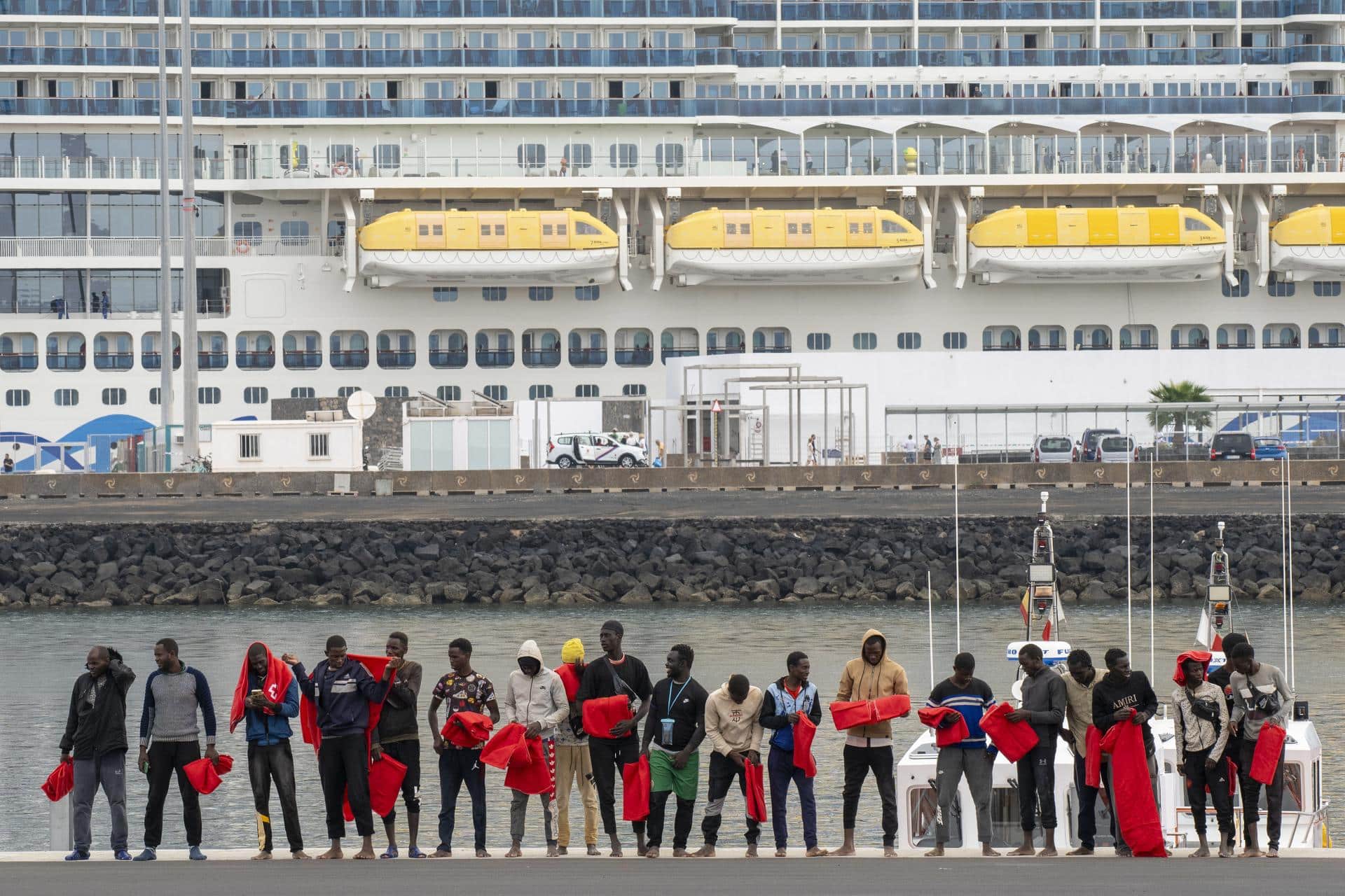 08/11/2024.- Salvamento Marítimo ha rescatado este viernes a otras tres lanchas neumáticas en aguas próximas a Arrecife (Lanzarote) con alrededor de 179 personas a bordo, lo que eleva a 347 la cifra de inmigrantes que han llegado a Canarias en lo que va de viernes. En la imagen, los inmigrantes rescatados por el buque "Salvamar Al Nair", 69 personas de origen subsahariano, a su llegada al puerto de Arrecife, donde fueron atendidos por personal de Cruz Roja. EFE/ Adriel Perdomo