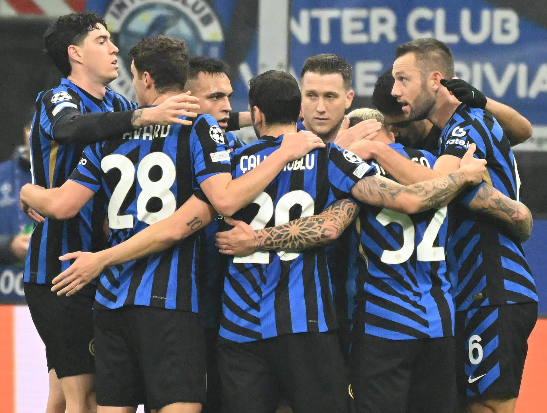 El jugador del Inter Milan celebra el 1-0 durante el partido de la quinta jornada de la UEFA Champions League que han jugado Inter Milan y RB Leipzig en el Giuseppe Meazza stadium en Milan, Italia. EFE/EPA/Daniel Dal Zennaro