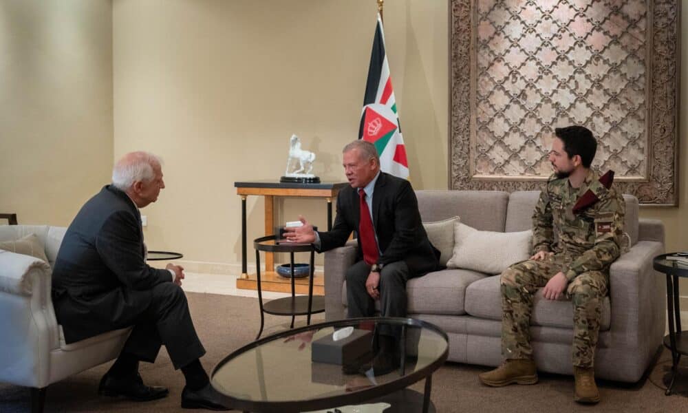 Una foto proporcionada por el Palacio Real muestra al rey de Jordania Abdullah II (C), acompañado por el príncipe heredero Al Hussein (D), reuniéndose con el Alto Representante de la Unión Europea para Asuntos Exteriores y Política de Seguridad, Vicepresidente de la Comisión Europea Josep Borrell, en Amán, Jordania, el 20 de noviembre de 2024. Borrell está en una gira de cinco días por Oriente Medio, durante la cual visitará Jordania, Chipre y Líbano. (Chipre, Jordania, Líbano) EFE/EPA/PALACIO REAL JORDANO, DISTRIBUCIÓN EXCLUSIVA, SOLO PARA USO EDITORIAL/SIN VENTAS