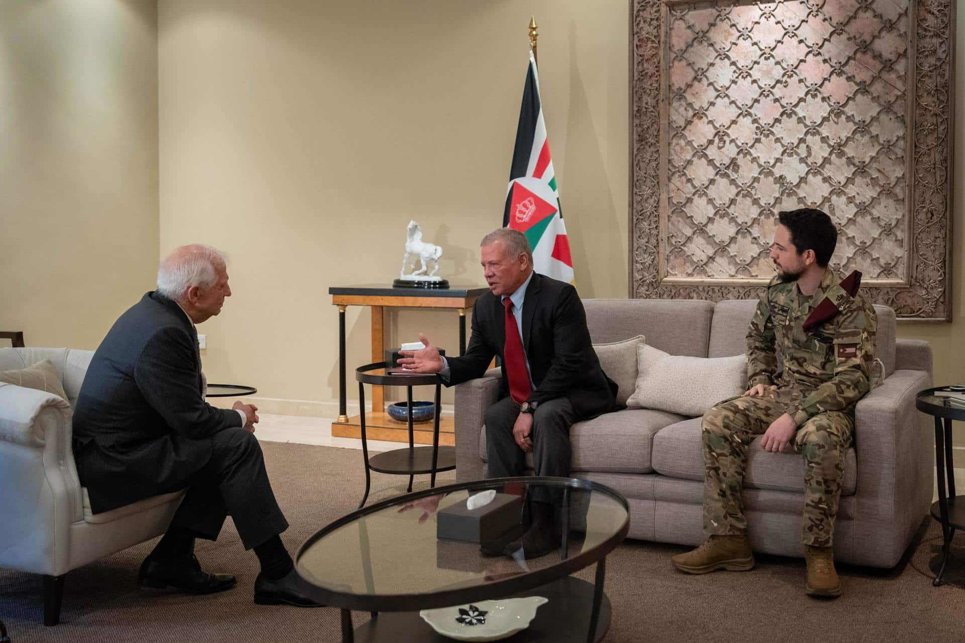 Una foto proporcionada por el Palacio Real muestra al rey de Jordania Abdullah II (C), acompañado por el príncipe heredero Al Hussein (D), reuniéndose con el Alto Representante de la Unión Europea para Asuntos Exteriores y Política de Seguridad, Vicepresidente de la Comisión Europea Josep Borrell, en Amán, Jordania, el 20 de noviembre de 2024. Borrell está en una gira de cinco días por Oriente Medio, durante la cual visitará Jordania, Chipre y Líbano. (Chipre, Jordania, Líbano) EFE/EPA/PALACIO REAL JORDANO, DISTRIBUCIÓN EXCLUSIVA, SOLO PARA USO EDITORIAL/SIN VENTAS