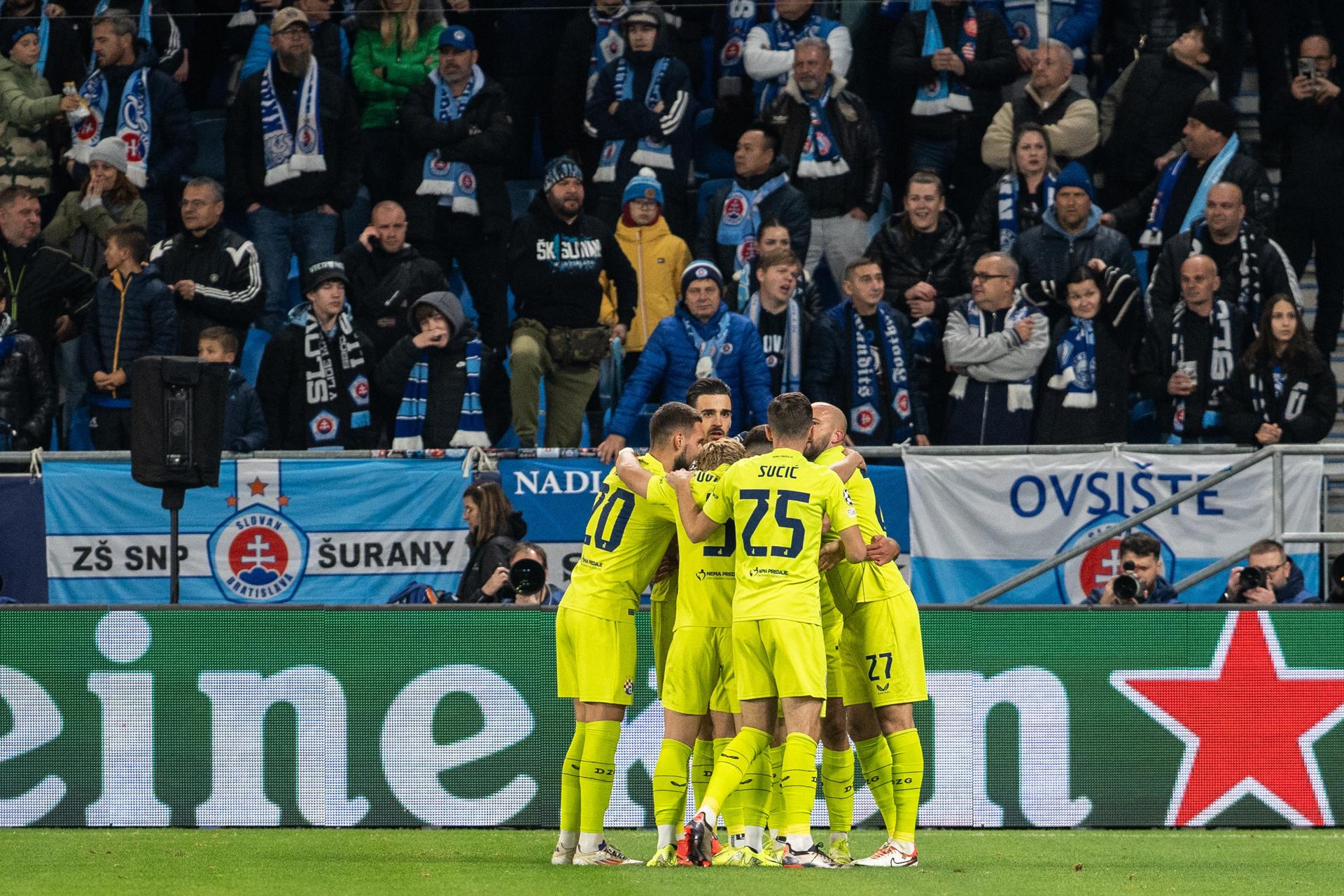 Los jugadores del Zagreb celebran un gol, durante el partido de la Liga de Campeones que han jugado Slovan Bratislava y GNK Dinamo Zagreb en Bratislava, Eslovaquia. EFE/EPA/JAKUB GAVLAK