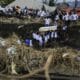 Unos vecinos llevan un ataúd el pasado miércoles en la provincia filipina de Batangas, en el norte del país, tras el paso de la tormenta tropical Trami, que causó 139 muertos y decenas de heridos. EFE/EPA/FRANCIS R. MALASIG