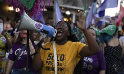 Fotografía de archivo en donde manifestantes se reúnen en la avenida Paulista para protestar contra el proyecto que restringe el aborto. EFE/Isaac Fontana