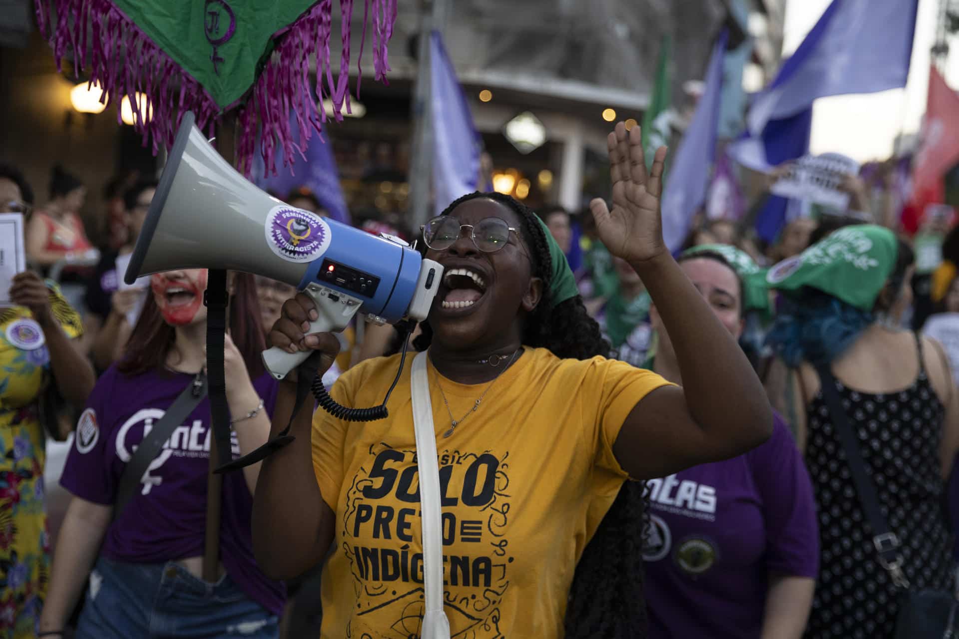 Fotografía de archivo en donde manifestantes se reúnen en la avenida Paulista para protestar contra el proyecto que restringe el aborto. EFE/Isaac Fontana