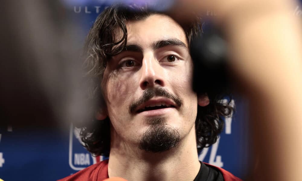 El jugador de los Miami Heat Jaime Jaquez Jr. habla durante una rueda de prensa previo al partido de la NBA ante los Washington Wizards, en Ciudad de México (México). EFE/ José Méndez