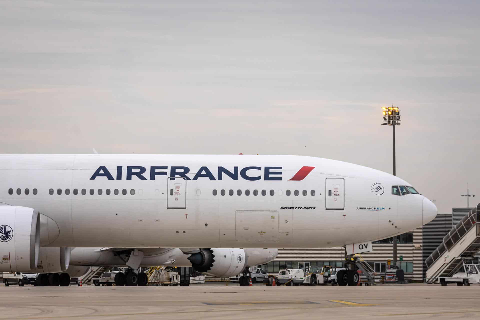 Fotografía de archivo de un Boeing 777 de Air France que transporta evacuados de Sudán mientras aterriza en el aeropuerto Roissy CDG, cerca de París, Francia, el 26 de abril de 2023. EFE/EPA/Christophe Petit Tesson