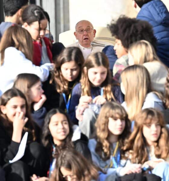 El papa Francisco (C) preside la audiencia general semanal en la Plaza de San Pedro, Ciudad del Vaticano, el 27 de noviembre de 2024. EFE/EPA/MAURIZIO BRAMBATTI