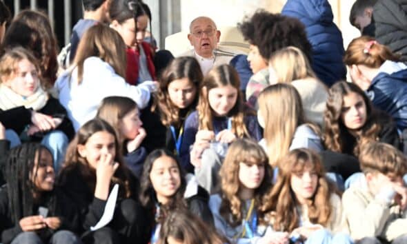 El papa Francisco (C) preside la audiencia general semanal en la Plaza de San Pedro, Ciudad del Vaticano, el 27 de noviembre de 2024. EFE/EPA/MAURIZIO BRAMBATTI